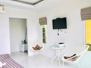 TV a/nebo společenská místnost v ubytování Koh Chang Havana Pool Villa