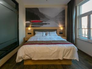 Thank Inn Chain Hotel Jiangsu Suzhou Changshu Haiyu Town tesisinde bir odada yatak veya yataklar