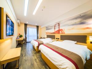 um quarto de hotel com duas camas e uma televisão em Thank Inn Chain Hotel Guizhou Zunyi Xinpu New District Meidi City em Zunyi