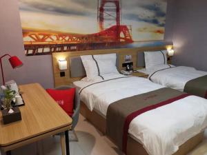 Un pat sau paturi într-o cameră la Thank Inn Chain Hotel Aksu Juche Tianwu Plaza