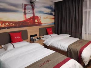 Un pat sau paturi într-o cameră la Thank Inn Chain Hotel Shanxi Changzhi Huguan County Bus Station Store
