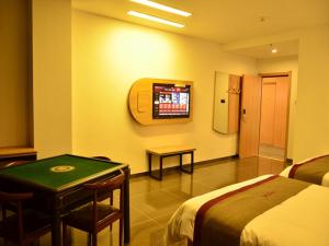 Fuzhou的住宿－尚客优酒店江西抚州临川区东华理工大学店，酒店客房设有床、桌子和电视。