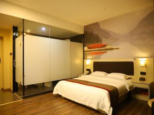 ein Schlafzimmer mit einem großen Bett und einem großen Schrank in der Unterkunft Thank Inn Chain Hotel Jiangxi Ganzhou Longnan County Longxiang Avenue Store in Magutang
