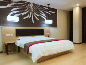 Llit o llits en una habitació de Thank Inn Chain Hotel Hubei Yidu Chengxiang