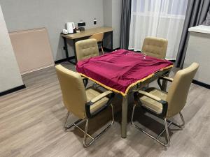 een tafel met stoelen en een rode tafelkleed erop bij Thank Inn Chain Hotel Hebei Handan Ci County Xinshiji in Handan