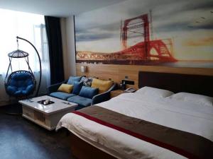 um quarto de hotel com uma cama e um sofá em Thank Inn Chain Hotel Weifang High-tech Zone Weifang East Expressway Intersection em Weifang