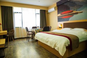 Un pat sau paturi într-o cameră la Thank Inn Chain Hotel Guizhou Zunyi Renhuai People's Hospital Store