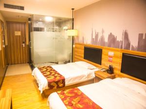 Cette chambre comprend 2 lits et une télévision. dans l'établissement Thank Inn Chain Hotel He'nan Zhengzhou Zhengdong New District East Staiton, à Zhengzhou