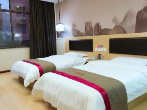 Un pat sau paturi într-o cameră la Thank Inn Chain Hotel Hubei Yidu Chengxiang
