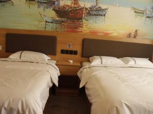 Posteľ alebo postele v izbe v ubytovaní JUN Hotels Dezhou Lincheng District Bus Station