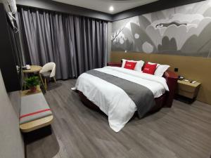 Ліжко або ліжка в номері Thank Inn Chain Hotel Shanxi Changzhi Lihou County Lihou Ancient City