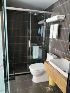 uma casa de banho com um WC, um chuveiro e um lavatório. em Thank Inn Plus Hotel Guizhou Qiannan Duyun Wanda Plaza Store 