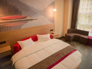 1 dormitorio con 1 cama grande y 1 sofá en Thank Inn Chain Hotel Guizhou Guiyang Guanshanhu District Century City Store, en Guiyang