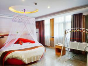 a bedroom with a bed with a canopy at JUN Hotels Hebei Xingtai Qinghe County Bohai Road in Huangjinzhuang