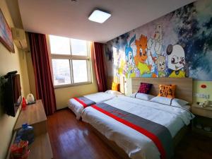 ein Schlafzimmer mit einem großen Bett und einem Gemälde an der Wand in der Unterkunft JUN Hotels Hebei Hengshui Taocheng District Renmin Road Changming Avenue in Hengshui