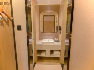 a bathroom with a sink and a mirror at Up And In Zhejiang Shaoxing Zhuji Fengqiao Town in Shaoxing