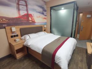 Кровать или кровати в номере Thank Inn Chain Hotel Hohhot Xincheng District Xinhua Plaza