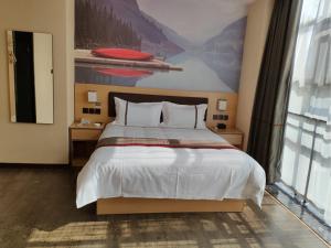 um quarto com uma cama grande e uma janela grande em Thank Inn Chain Hotel Guizhou Qiannan Duyun Beibu Xingcheng 