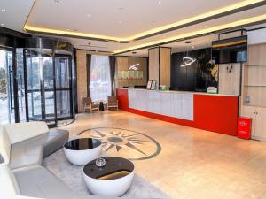 a large room with a lobby with a counter at Thank Inn Chain Hotel Shanxi Yuncheng Ruicheng County Dongmao Plaza Store in Yuncheng