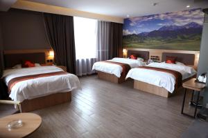 A bed or beds in a room at JUN Hotels Gansu Zhangye Linze County Bus Station