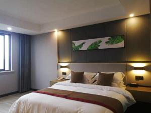 1 dormitorio con 1 cama grande en una habitación en Up and In Anqing Huaining County Zhenning Road en Qianshan