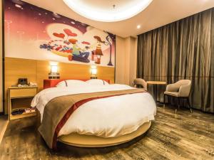 um quarto de hotel com uma cama grande e um quadro em Thank Inn Chain Hotel Guangdong Yunfu Xinxing County Times Square Store em Yunfu
