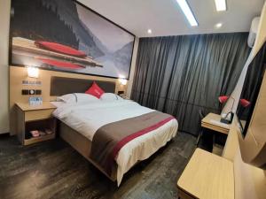- une chambre avec un grand lit et une peinture murale dans l'établissement Thank Inn Chain Hotel Yunnan Dali Yunlong County Caojian Town Wanghuan Road, à Caojian