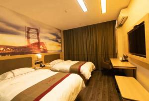 Säng eller sängar i ett rum på Thank Inn Chain Hotel Shandong Linyi Tancheng County Lizhuang
