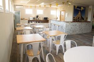 un restaurante con mesas, sillas y una barra en Oasis de Bardenas, en Valtierra