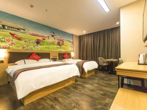 um quarto de hotel com duas camas e uma secretária em Thank Inn Chain Hotel Guangdong Yunfu Xinxing County Times Square Store em Yunfu