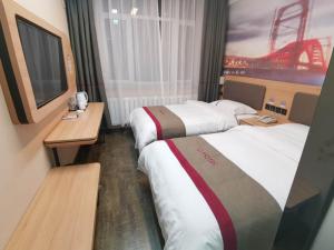 Posteľ alebo postele v izbe v ubytovaní Thank Inn Chain Hotel Hohhot Xincheng District Xinhua Plaza