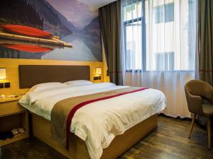 Un dormitorio con una cama grande y una ventana en Thank Inn Chain Hotel Guizhou Zunyi Renhuai People's Hospital Store, en Zunyi