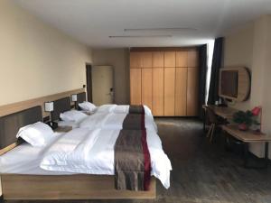南京市にあるThank Inn Chain Hotel Jiangsu Nanjing Jiangning Taowuの大きなベッドルーム(大型ベッド1台、テレビ付)