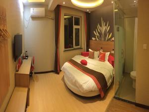 a hotel room with a bed and a bathroom at JUN Hotels Dezhou Decheng District Xinhu Park Pedestrian Street in Dezhou
