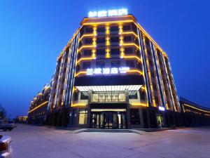 un gran edificio iluminado por la noche en Lano Hotel Kashgar Shache County Youyi West Road, en Shache