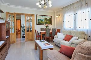 a living room with a couch and a table at Alojamiento extrahotelero casa Ernestina in Castillo