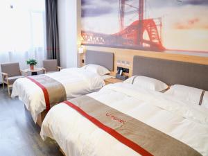a hotel room with two beds and a painting of a bridge at Thank Inn Chain Hotel Shanxi Yuncheng Ruicheng County Dongmao Plaza Store in Yuncheng