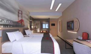 Habitación de hotel con cama blanca grande y escritorio. en Thank Inn Chain Hotel Qinghai Haixi Wulan Xinghai Business Street en Kaiba