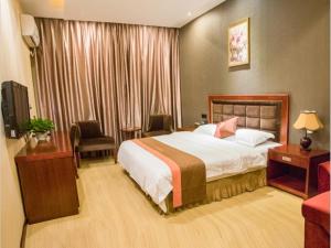 a bedroom with a bed and a television in a room at JUN Hotels Sichuan Xhengdu Pidu University City in Chengdu