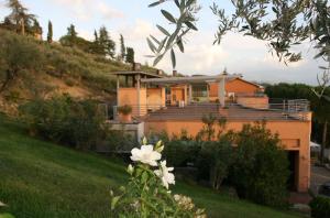 een huis aan de zijkant van een heuvel bij Hotel Il Castellaccio in Piccione