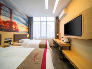 A bed or beds in a room at Thank Inn Plus Hotel Guizhou Zunyi Old Railway Station