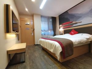 Gulta vai gultas numurā naktsmītnē Thank Inn Chain Hotel Yunnan Dali Yunlong County Caojian Town Wanghuan Road