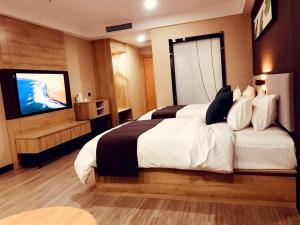 Un pat sau paturi într-o cameră la Up And In Kashgar Shache County Buxing Street