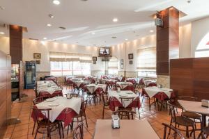 Un restaurante o sitio para comer en Hotel Romerito
