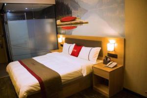 En eller flere senge i et værelse på Thank Inn Plus Hotel Shanxi Taiyuan Xiaodian District Rongjun North Street High Speed Railway Station