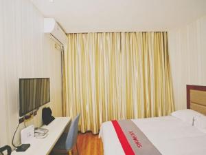 Llit o llits en una habitació de JUN Hotels Gansu Jiayuguan Jingtie District Guanghui Community