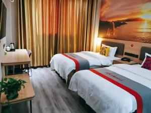 een hotelkamer met 2 bedden en een schilderij aan de muur bij JUN Hotels Shandong Taian Dongping Museum in Dongping