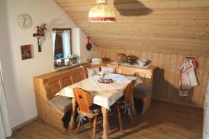 a dining room with a table and chairs at Ferienwohnungen Vogelrast in Berchtesgaden