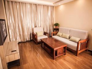 A seating area at JUN Hotels Shandong Heze Development Zone Shanghai Road