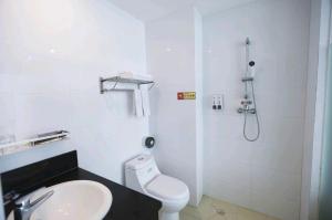 Ένα μπάνιο στο JUN Hotels Shenzhen Dapeng New District Kuiyong Street